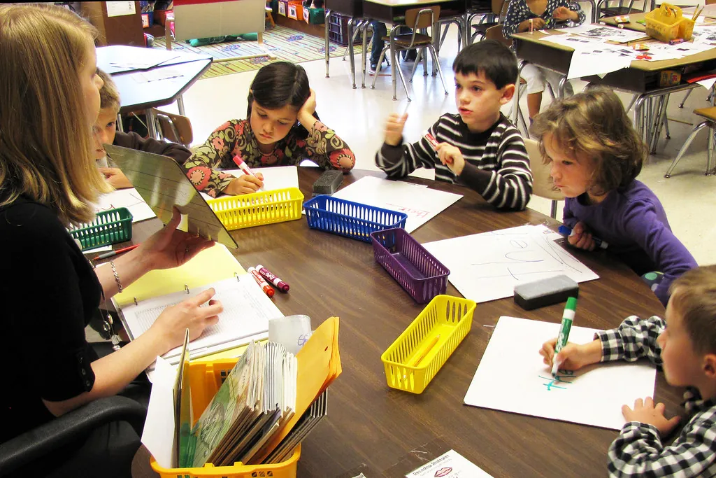 Docentes trabajando con herramientas educativas modernas